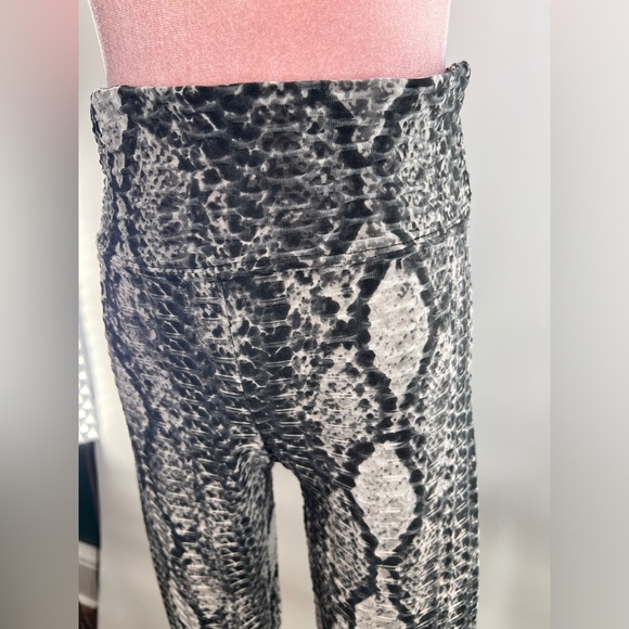 NWT No Boundaries Snake Print Honeycomb Leggings - Picture 7 of 11